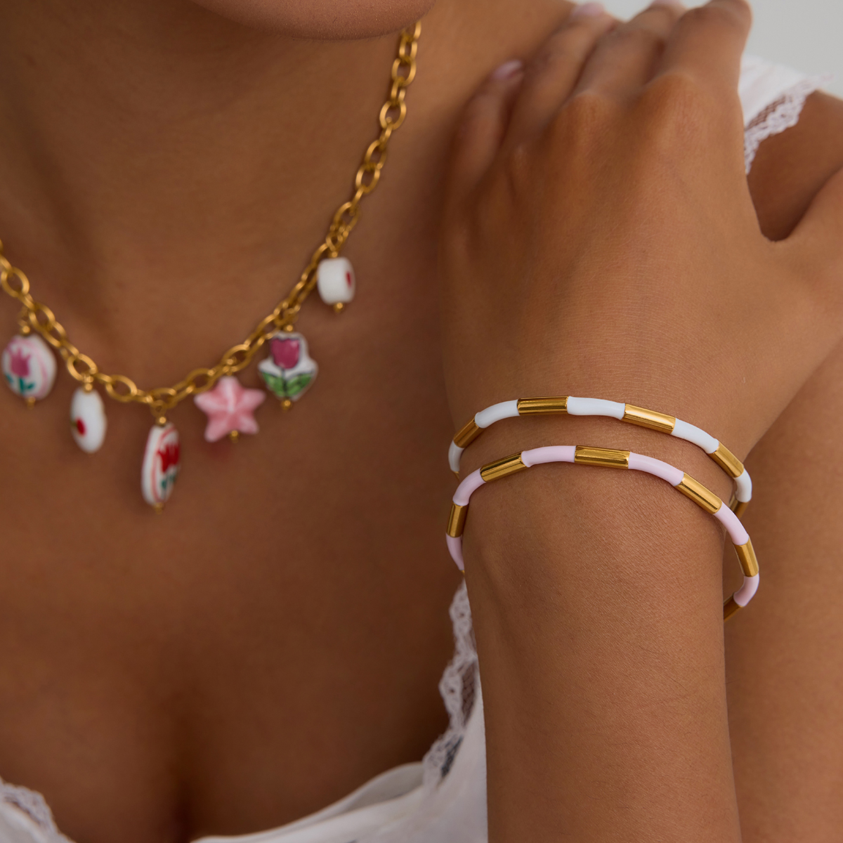 Detail náramku ELENYS Soft Blush – růžové články a zlaté detaily